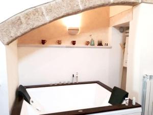 Charming apartment in Castiglione with terrace & jacuzzi