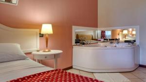 Queen Room with Spa Bath room in Primotel Brescia