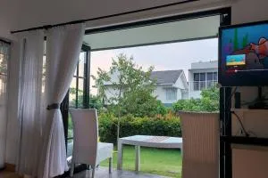 Villa Outdoor Rancamaya With Netflix, Youtube, SmartTV and Nice Backyard - Muara