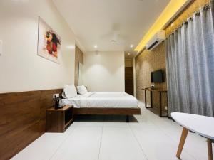 YOGIRAJ EXCLUSIVE LODGE