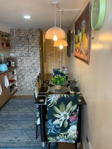 Bright and Sunny Condo with Balcony min 2 nights