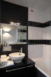 Hotels Hotel De Paris : Chambre Double Cosy - Vue sur le Terrasse ou Rue