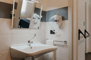 King Room with Roll-In Shower - Disability Access