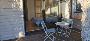 Appartements Studio tout equipe avec Terrasse Piscine chauffee et Jacuzzi : photos des chambres