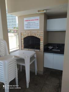 Confortável apartamento de 2 quartos para 5 pessoas, totalmente mobiliado, com wifi e netflix, localizado a uma quadra do calçadão da Praia de Ponta Neg,ra, prédio com piscina, churrasqueira e portaria virtual e eletrônica 24 horas