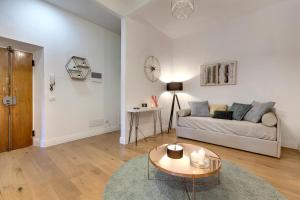 Corinne Apartment by Mamo Florence