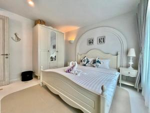 Chelona huahin beachfront resort condo