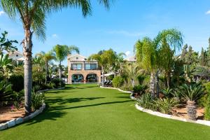 Sea Front Oceanus H2 by Ezoria Villas