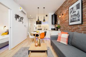 Movie Apartment at the Main Station by Noclegi Renters