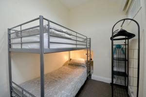 Brightwater 2nd floor Apartment for up to 6 guests near North Bay beach