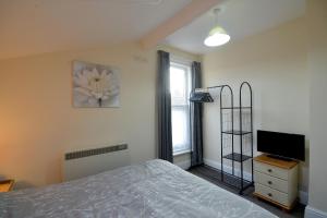 Brightwater 2nd floor Apartment for up to 6 guests near North Bay beach