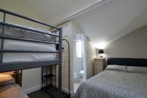 Brightwater 2nd floor Apartment for up to 6 guests near North Bay beach