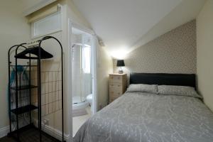 Brightwater 2nd floor Apartment for up to 6 guests near North Bay beach