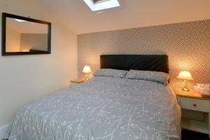 Brightwater 2nd floor Apartment for up to 6 guests near North Bay beach