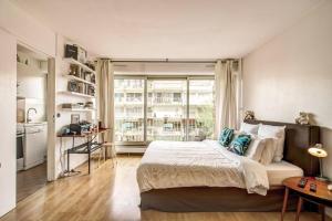 Rue Saint-Maur 1-Bed Studio Balcony and View