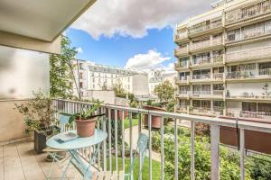 Rue Saint-Maur 1-Bed Studio Balcony and View
