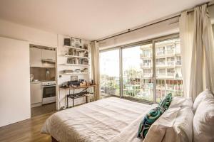 Rue Saint-Maur 1-Bed Studio Balcony and View