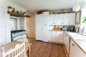 Fairlight - Charming coastal home on the beach