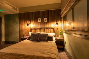 Double Room with Private Bathroom room in The Wolfpack Inn