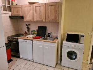 Appartements Apakabar Homestay, Gite 6 personnes, proche gare Melun, parking prive : photos des chambres