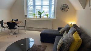 Regal Retreat Modern 2 bed apartment 400m from sea