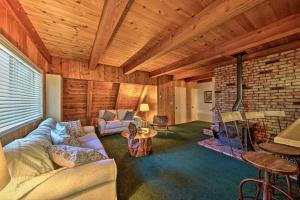 Cabin Hideaway < 1 Mi to Trinity Lake: Hike & Fish