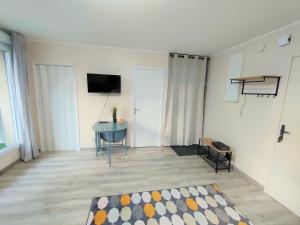 Lovely flat nearby Paris fully redone with free parking on premises and balcony