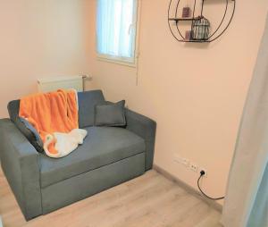 Lovely flat nearby Paris fully redone with free parking on premises and balcony