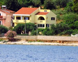 Apartment for 4 persons, by the sea and with beautiful view