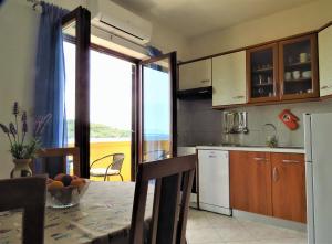 Apartment for 4 persons, by the sea and with beautiful view