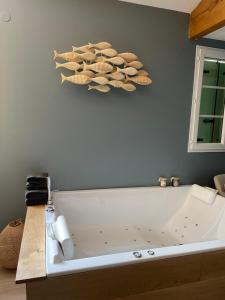 Maisons d'hotes Mas Hinaiti - Suite romantique avec Spa et ecran geant de cinema : photos des chambres