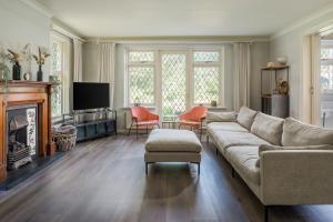 14P 5B Beautiful English Villa with jacuzzi