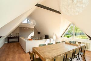 Family villa near the IJsselmeer and forrest with 5 bathrooms