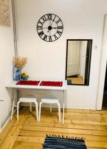 Apartment in Ivy covered house, near Old Town