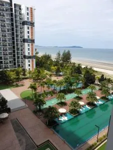 Studio with Privacy Balcony and NETFLIX at TimurBay Sea Front Residence - Kampong Gebeng
