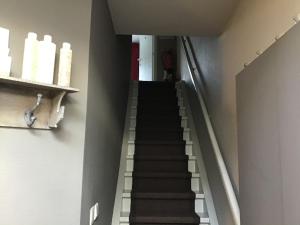 Guesthouse De Steenberg tweepersoonskamer met grote badkamer, kitchenette en tuinzicht op de eerste verdieping