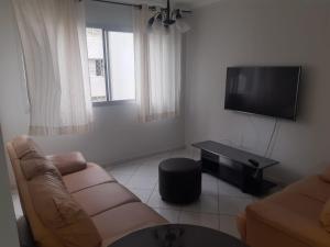 Ótimo apto em Pitangueiras à uma quadra da praia c 2 vagas e ar condicionado.