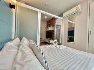 The trust huahin sky room condo pool view
