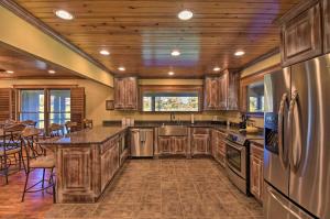 Clarkesville Ranch Cabin with Screened-In Porch!