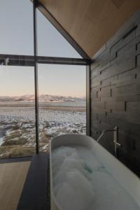 Iceland Lakeview Retreat