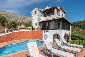 Four-Bedroom House room in El Chorro Villas