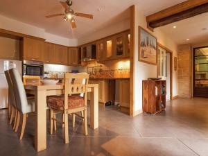 Maisons de vacances Elegant Holiday Home in Coubjours with heated pool and sauna : photos des chambres