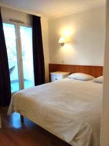 7 min walk Metro, ApartHotel, La Défense