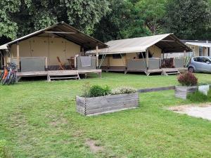 Campings Camping Les Chenes Verts : photos des chambres