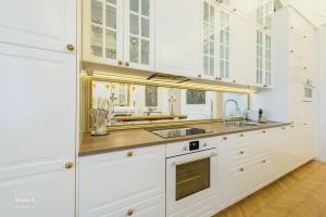 BpR The Golden Astoria with Balcony and AC