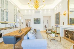 BpR The Golden Astoria with Balcony and AC