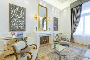 BpR The Golden Astoria with Balcony and AC