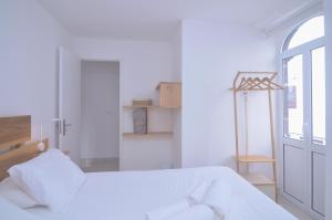 Sunrise House- 4 bedroom house with amazing sunrise over the sea 8 guests