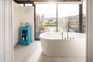 Mar no Camiño Terraza, chimenea de leña y bañera con vista al mar