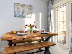 2 Bedroom Home Near the Heart of Ludlow - Pass the Keys